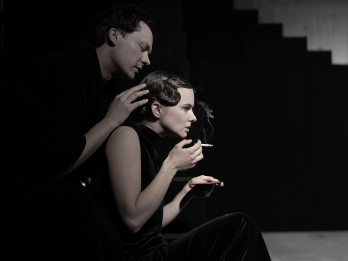 Valmieras teātrī pirmizrāde iestudējumam “Sēras piestāv Elektrai” Ineses Mičules režijā