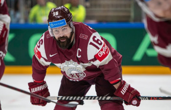 Latvijas hokeja izlasei pievienojas Slovākijas pusfinālisti – kapteinis Daugaviņš un Bindulis