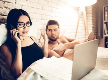 Kā dators guļamistabā var sabojāt seksu un attiecības