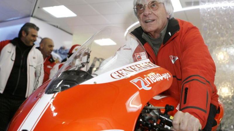 Bernijs Eklstons "Wrooom, F1 and MotoGP Press Ski Meeting" "Ducati" un "Ferrari" komandas pasākumā
Foto: AFP/Scanpix