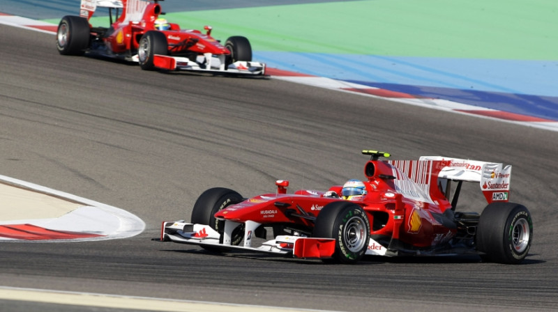 "Ferrari" pilots Fernando Alonso Spānijas posma laikā, izmantojot "F-Duct" sistēmu, klaji pārkāpis drošības noteikumus
Foto: AFP/Scanpix