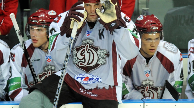 Sandis Ozoliņš atgriežas hokejā un uzreiz kļūst par populārāko sportistu valstī.