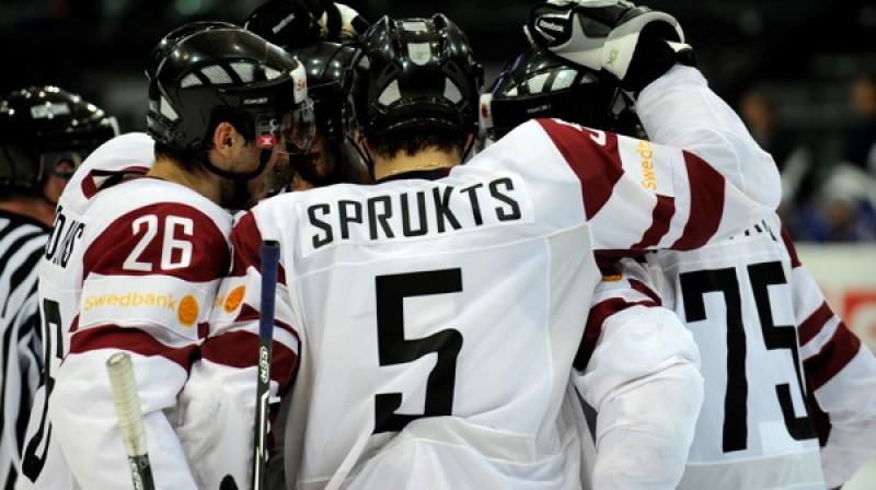 Latvijas hokejisti atzīmē vārtu guvumu pret Franciju.
Foto: Romāns Kokšarovs, Sporta Avīze, f64