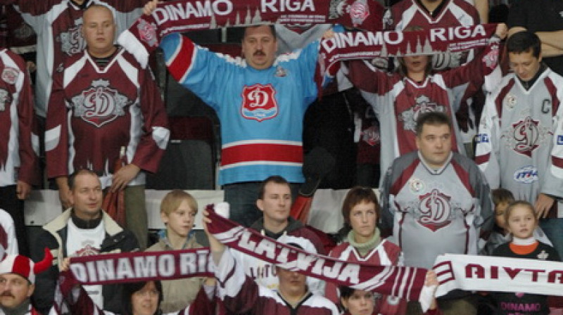 Var teikt, ka vismaz vienam Dinamo hokejistam algu nopelnījuši komandas līdzjutēji...

 Foto: Romāns Kokšarovs, Sporta Avīze.