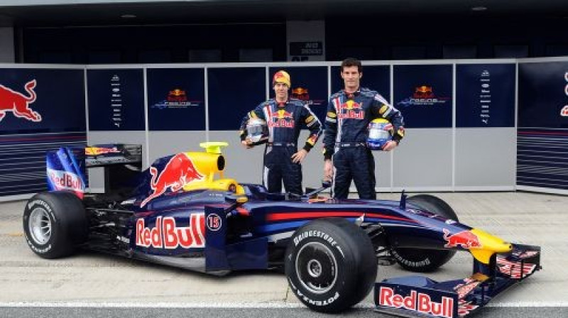 Marks Vēbers un Sebastiens Fetels pie jaunā
"Red Bull" modeļa