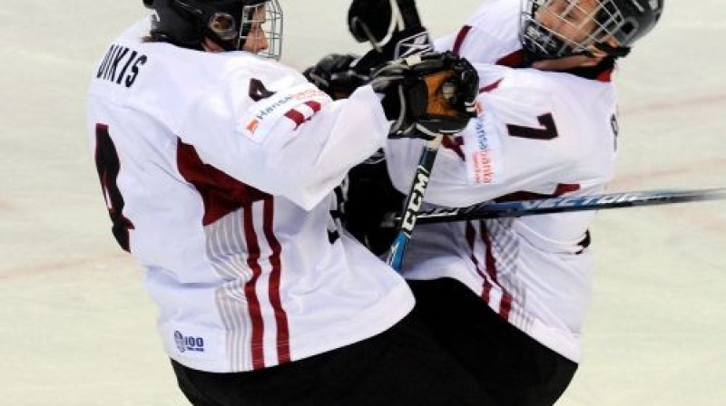 Latvijas U-18 izlases pirmās maiņas aizsargi Edgras Dīķis un Mārtiņš Porejs
Foto: Romāns Kokšarovs, Sporta Avīze, f64