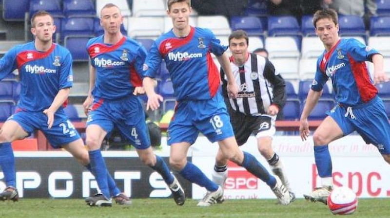 "Inverness" futbolisti darbojas aizsardzībā. 
Pāvels Mihadjuks - trešais no labās puses.
Foto: www.caleyjags.com