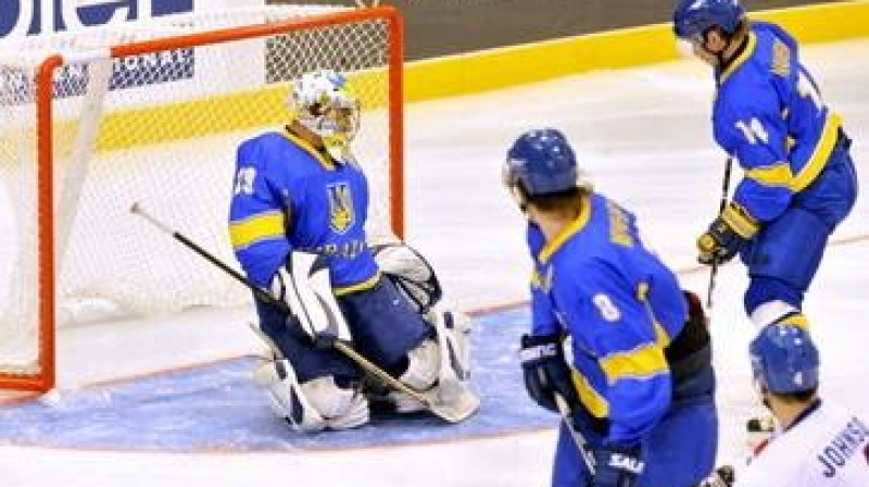 Ukrainas hokejistiem šodien neklājās viegli
Foto: www.iihf.com