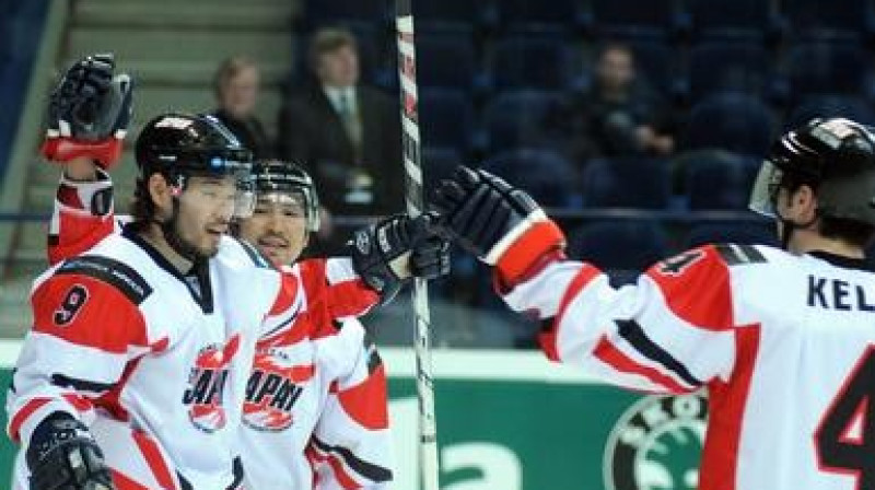 Japānas hokejisti priecājas par vārtu guvumu
Foto: www.iihf.com