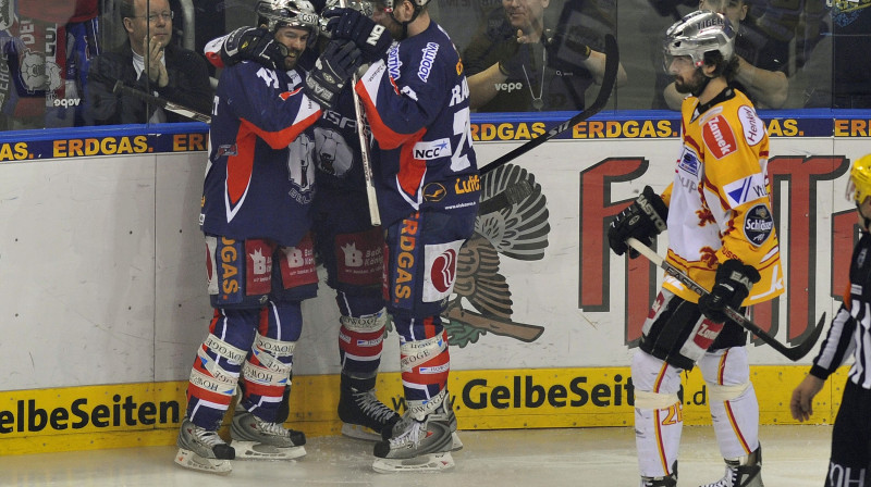 "Eisbaren" hokejisti priecājas par vārtu guvumu
Foto: AP