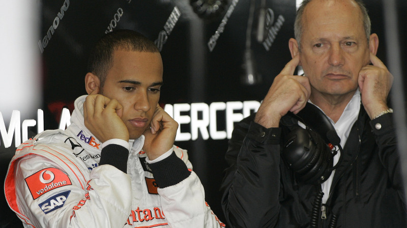 Luiss Hamiltons un bijušais "McLaren" boss Rons Deniss
Foto: AFP