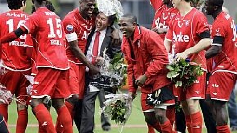 ''FC Twente'' futbolisti līksmo par otro vietu
Foto: AFP
