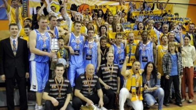 "ASK" basketbolisti klubam tik dramatisko sezonu noslēdza ar bronzas medaļām 
Foto: Romāns Kokšarovs, Sporta Avīze, f64