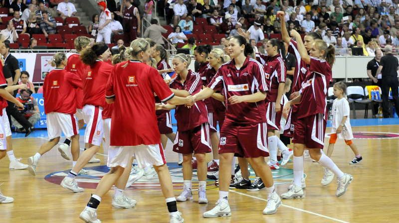 Latvijas basketbolistes (tumši sarkanās formās)
Foto: Romualds Vambuts, eSports.lv