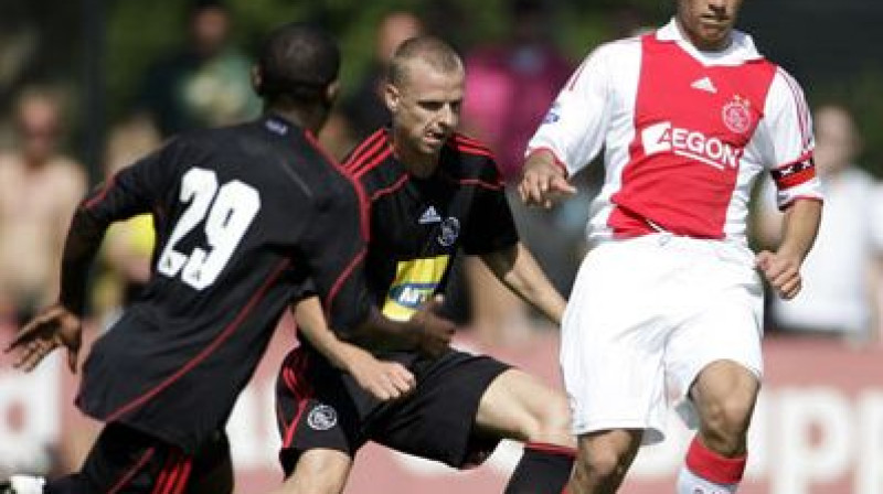 Deniss Ivanovs (vidū) cīņā ar Luizu Suarezu
Foto: www.ajax.nl