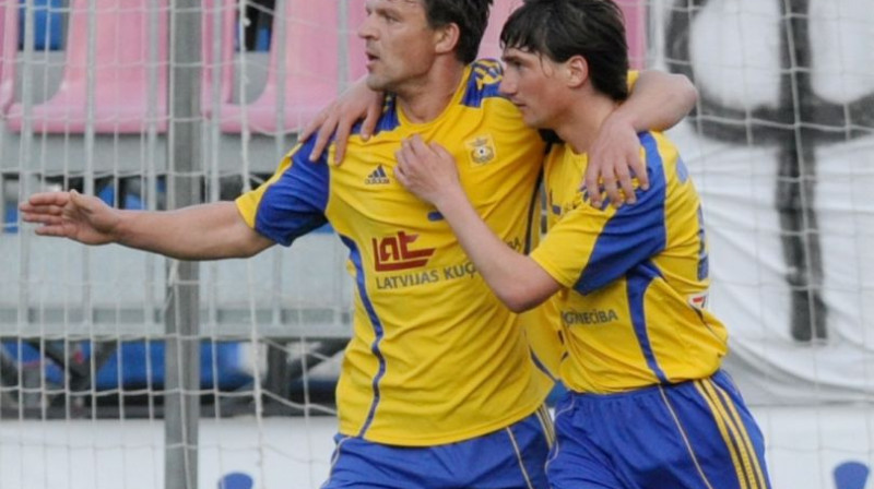 Vīts Rimkus un Igors Cigirlašs (FK "Ventspils") arī 
šodien centīsies sagādāt pozitīvas emocijas
Foto: Romans Kokšarovs, Sporta Avīze, f64