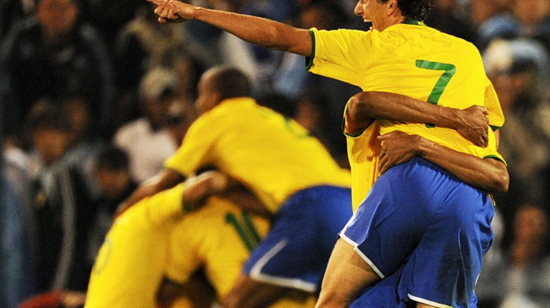 Brazīlijas futbolisti priecājas
Foto: AFP