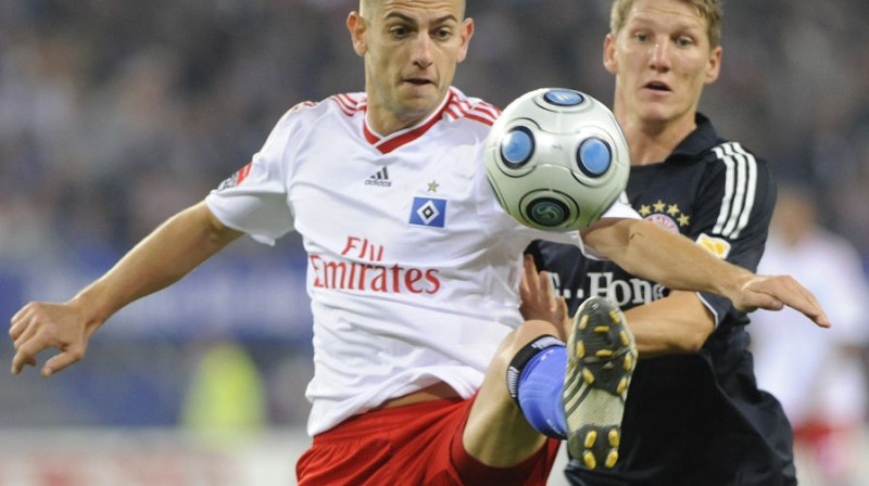 Mladens Petričs ("HSV") pret Bastianu
Švainštaigeru ("Bayern")
Foto: AP