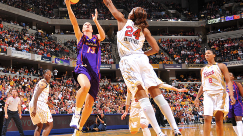 #13 Penny Taylor, Phoenix Mercury, uzbrukumā pret #24 Tamika Catchings, Indiana Fever
Foto: wnba.com