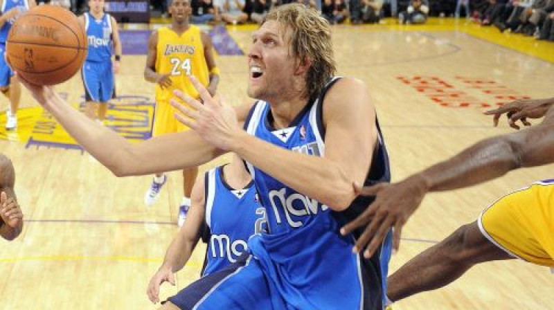 Dirks Novickis un Dalasas ''Mavericks'' Losandželosā uzvarēja ''Lakers''. Vai uzvarēs arī ''Clippers''? Mača sākums 4:30.
Foto: AP/Scanpix