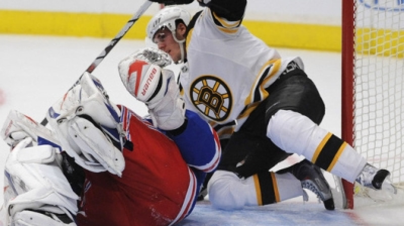 "Bruins" mēģina dažādiem paņēmieniem pārspēt Lunkvistu. Foto: AP/Scanpix