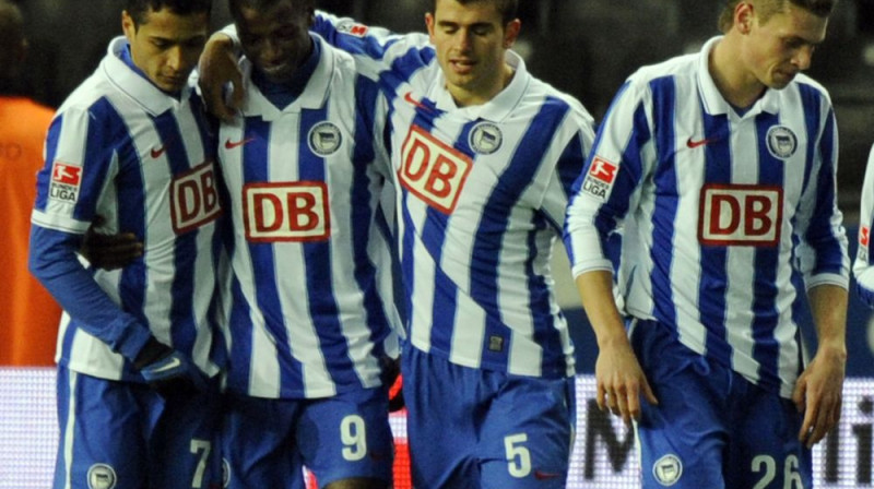 Komandas biedri apsveic "Hertha" uzbrucēju
Gustavo Ramosu (9.nr.)
Foto: AFP/Scanpix