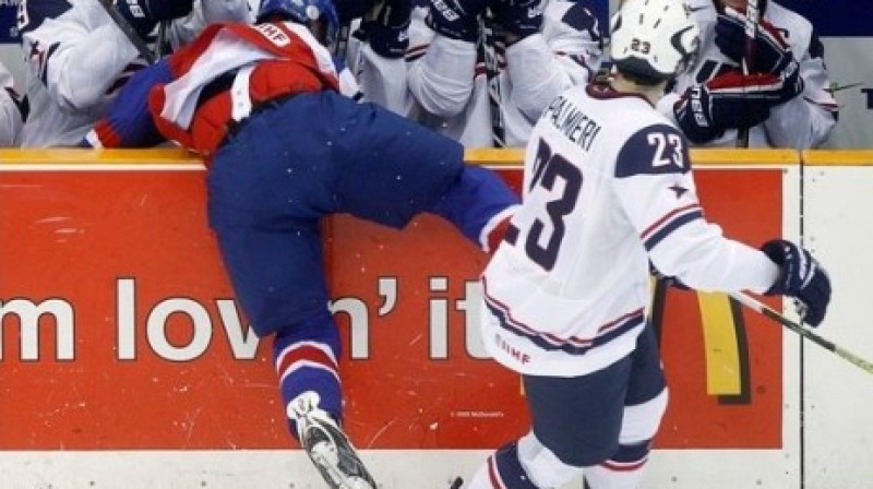 ASV hokejists izpilda spēka paņēmienu
Foto: AP/Scanpix