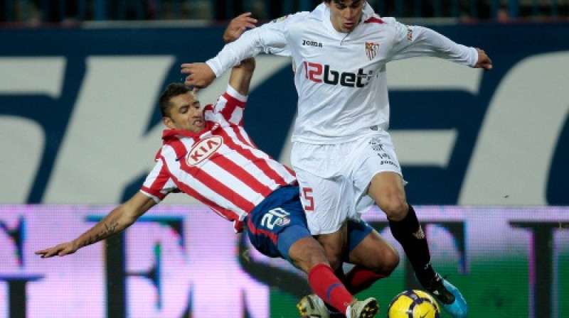 Simau ("Atletico") izklupienā cenšas atbruņot Djego Peroti ("Sevilla")
Foto: AP/ Scanpix