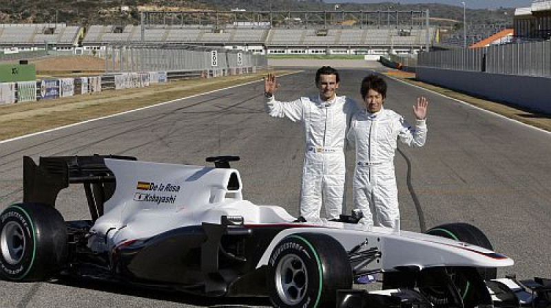 Pedro de la Rosa un Kamui Kobajaši pie jaunā modeļa
Foto: AP/Scanpix