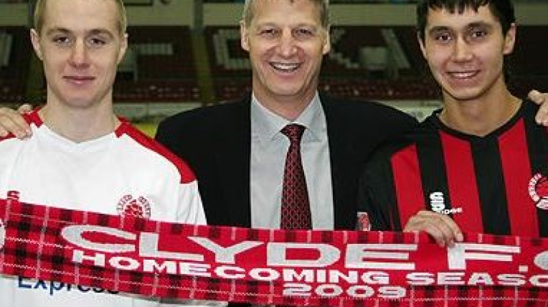 Aleksandrs Gramovičs un Dmitrijs Borisovs
kopā ar "Clyde" direktoru Neilu Vatu (vidū)
Foto: www.clydefc.co.uk