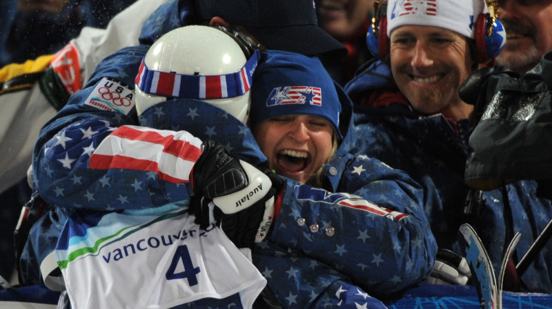 Frīstaila slēpošanā (mogulā) sievietēm zelts un bronza ASV sportistēm
Foto: AFP/Scanpix