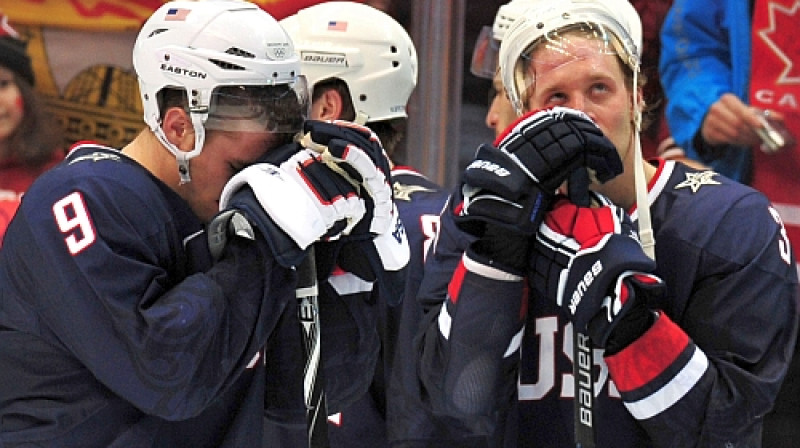 ASV hokejisti pēc zaudējuma olimpiādes finālā sudraba medaļas bija mazs mierinājums.
Foto: AFP/Scanpix
