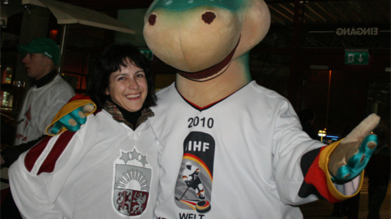 Čempionāta talismans kopā ar Latvijas hokeja fani. Tikšanās jau notikusi Vācijā.
Foto: Ludmila Glazunova, www.hokejs2010.lv