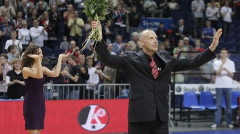 Pirms spēles ar 50 gadu jubileju tika sveikts "Lietuvos Rytas" galvenais treneris Rims Kurtinaitis
Foto: lrytas.lt