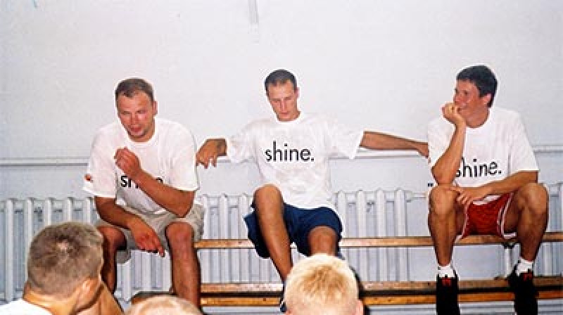 Uvis Helmanis, Roberts Štelmahers 2002. gadā viesojās "Basketbuma" nometnē Skrundā
Foto: Basketbums