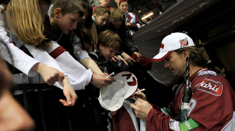 Sandis Ozoliņš sniedza autogrāfus 
Foto: Romāns Kokšarovs, Sporta Avīze, f64