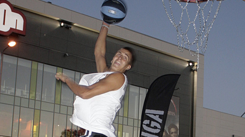 "Streetshop" atbalstītā "Slam dunk" konkursa uzvarētājs Haralds Kārlis "in action"
Foto: "Streetbasket.lv"