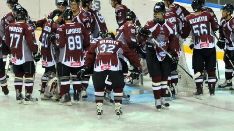 HK ''Rīga'' hokejisti noskaņojas cīņai 
Foto: Romualds Vambuts, Sportacentrs.com
