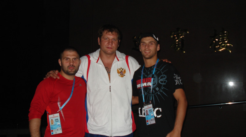 Vladislavs Černavskis (pa kreisi), Aleksandrs Jemeļjaņenko un Artūrs Černavskis
Foto: LEWC