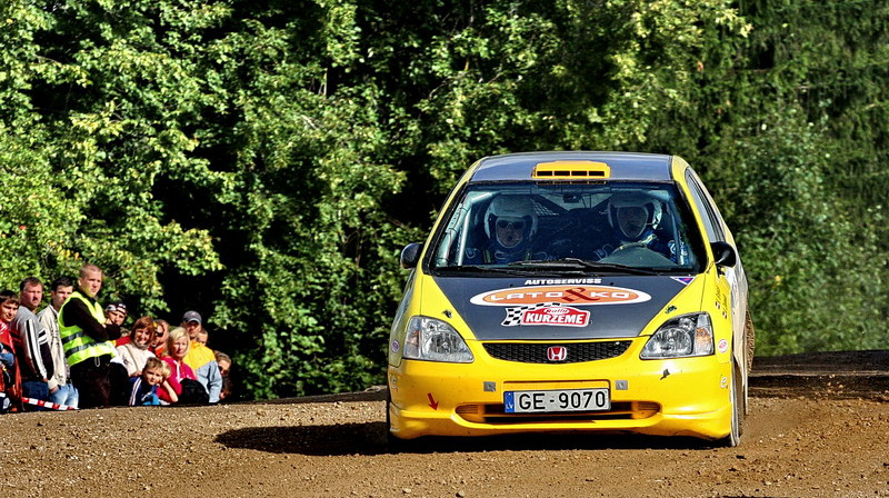 Kaspars Brencis/Armands Ziemelis („Honda Civic Type-R”) pretendē uz 2010. gada Latvijas rallijsprinta čempionu nosaukumu 1600+ klasē. 
Foto: Dace Janova, Fotoaģentūra „4rati”