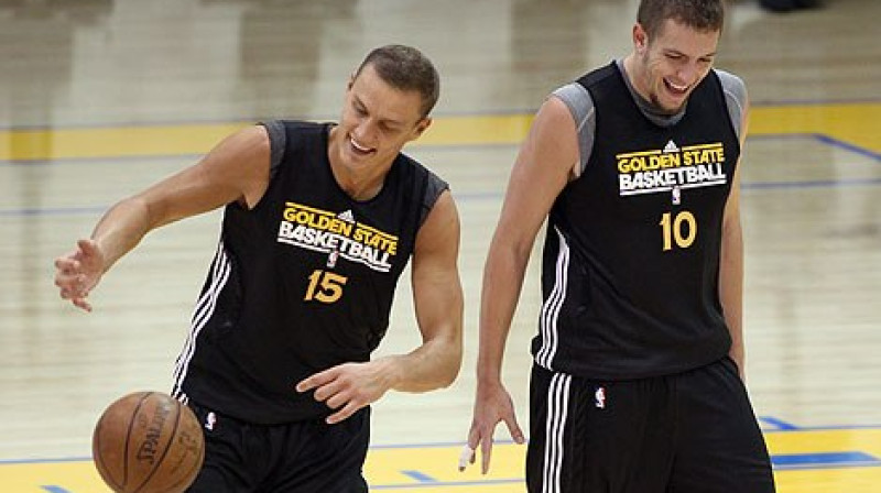 Andris Biedriņš un Deivids Lī 
Foto: nba.com