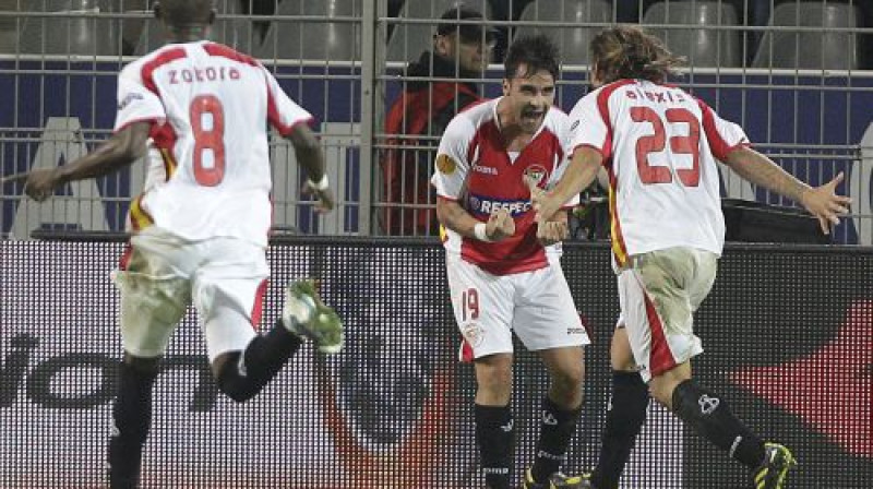 "Sevilla" futbolisti priecājas pēc vārtu guvuma
Foto: AP/Scanpix