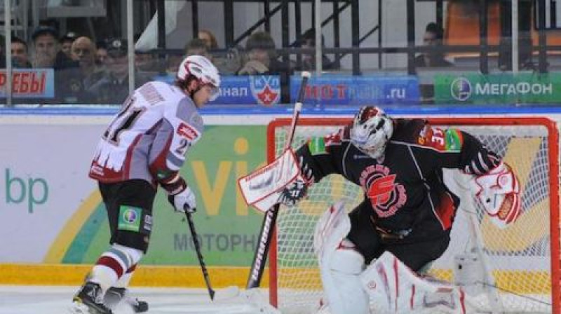 Roberts Bukarts nepārspēja ''Avangard'' vārtsargu, taču veiksme uzsmaidīja Aleksandram Ņiživijam - 4:3 ''Dinamo'' labā
Foto: khl.ru