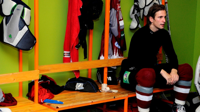 Lauris Dārziņš Dinamo komandas ģērbtuvē. Kur viņš spēlēs jaunajā sezonā?

Foto: Romāns Kokšarovs, Sporta Avīze, f64