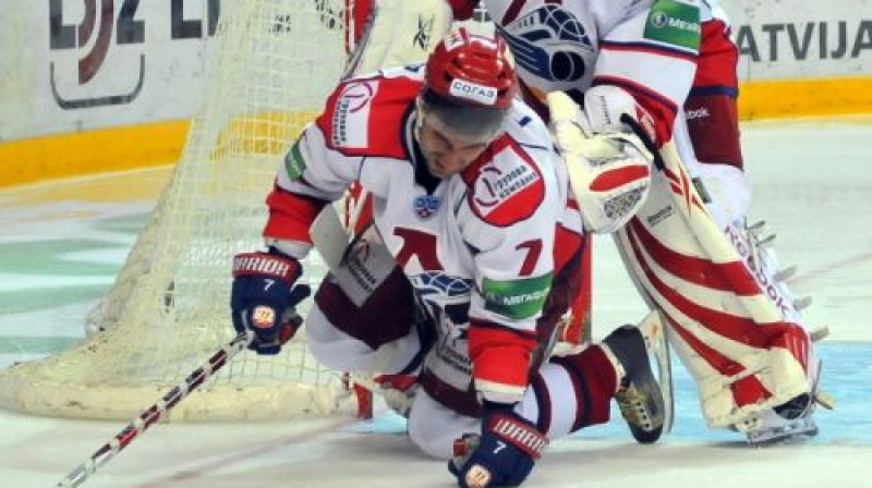 Kā "Lokomotiv" aizsargs Aleksandrs Gusjkovs metis ripas arī Rīgas "Dinamo" vārtos.
 Foto: Romualds Vambuts, Sportacentrs.com