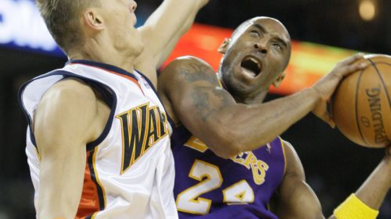 Andris Biedriņš pret ''Lakers'' līderi Kobi Braientu
Foto: AP/Scanpix