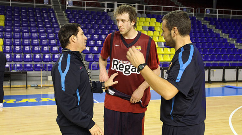 Džo Inglss ar Barselonas komandas treneriem
Foto: acb.com
