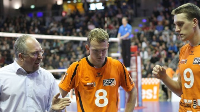 Jānis Šmēdiņš (centrā)
Foto: www.scc-volleyball.de
