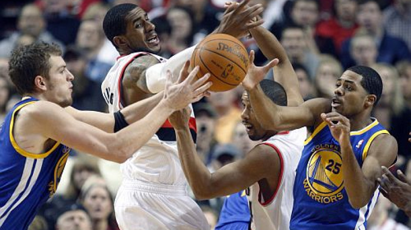 Cīņa par bumbu "Trail Blazers" un "Warriors" spēlē
Foto: AP/Scanpix