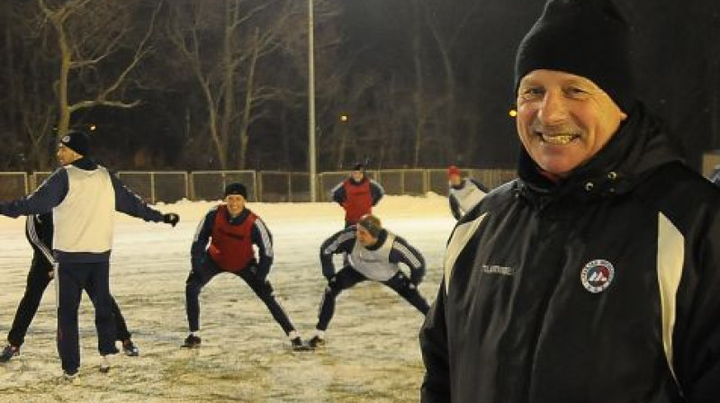 Vladimirs Osipovs un futbolisti treniņa laikā
Foto: liepajniekiem.lv